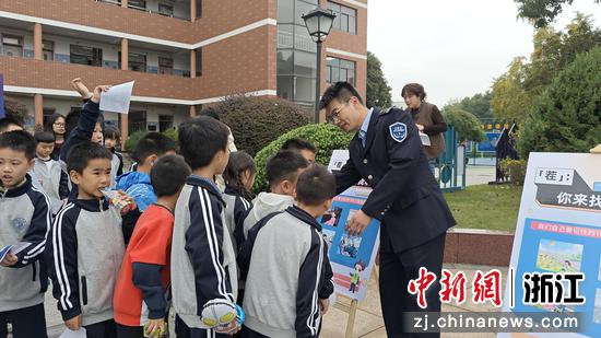 消防与交通安全知识进校园。 周克凌 摄 消防与交通安全知识进校园。 周克凌 摄