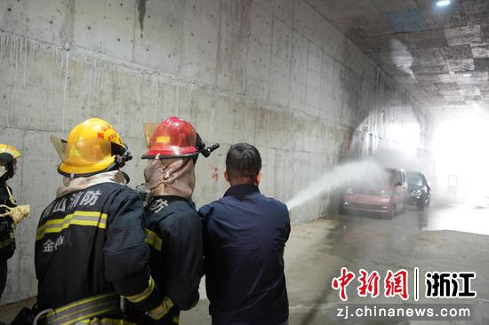 隧道车辆火灾扑救演练。 郑宇航 摄 隧道车辆火灾扑救演练。 郑宇航 摄