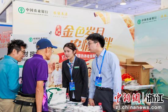 老人咨询理财产品。 农行温州分行 供图