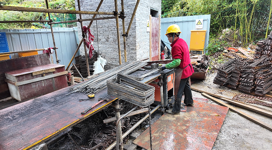 工人正精准的裁剪钢筋。税会静 摄 工人正精准的裁剪钢筋。税会静 摄