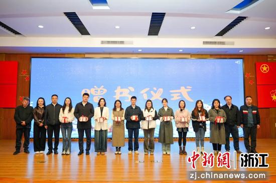 赠书环节。小河街道办事处供图