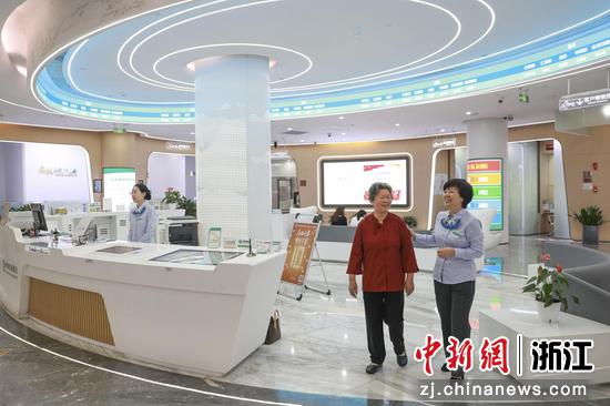 老人在农行办理业务。 农行温州分行 供图