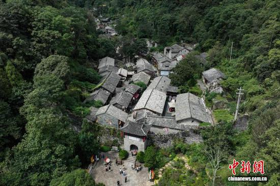 航拍贵州省安顺市西秀区云峰屯堡景区(资料图)。瞿宏伦摄 航拍贵州省安顺市西秀区云峰屯堡景区(资料图)。瞿宏伦摄