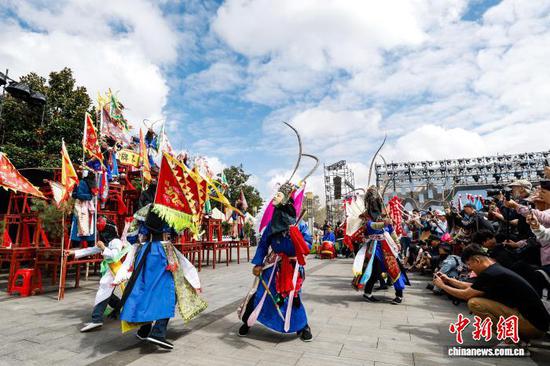 图为安顺地戏表演(资料图)。瞿宏伦摄 图为安顺地戏表演(资料图)。瞿宏伦摄