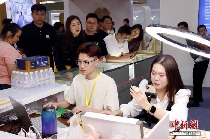 广西贺州矿区悄然变身黄金珠宝的“创意工坊”