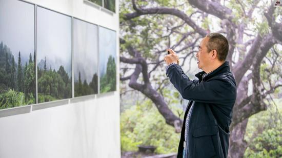 漫步在摄影文化中心里的裘晓华