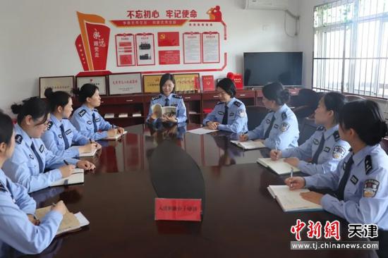 图为女警李卿（中）。（天津市戒毒管理局供图）