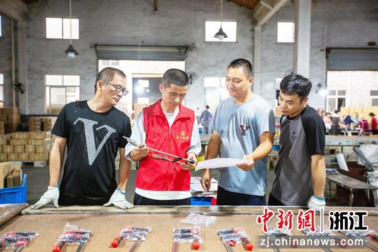 技能干部助企服务。庆元县委宣传部供图 技能干部助企服务。庆元县委宣传部供图