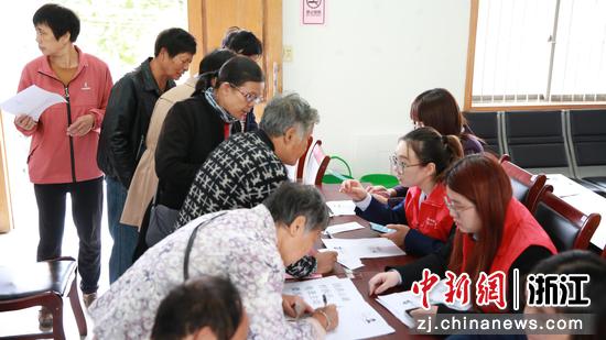 日前,国网浙江省绍兴市上虞区供电公司上门服务现场。潘园园 供图 日前,国网浙江省绍兴市上虞区供电公司上门服务现场。潘园园 供图