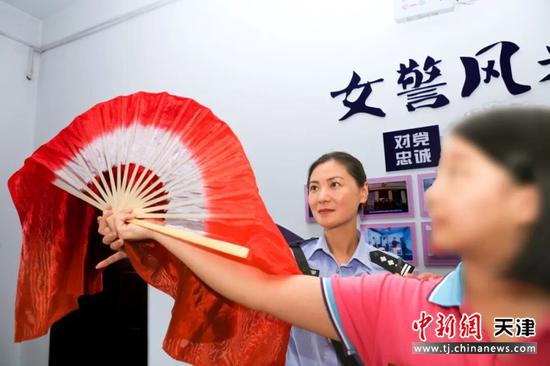 图为女警李卿。（天津市戒毒管理局供图）