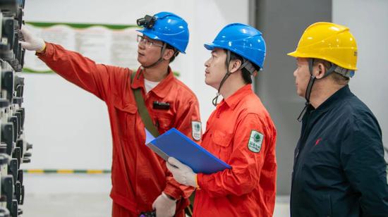 郑文俊与叶腾提前对摄影展览各园区点位进行特巡检查