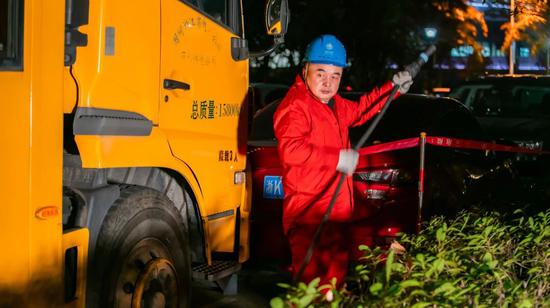 为第六届国际摄影研讨会暨2025丽水摄影节接入发电车的国网丽水供电公司员工