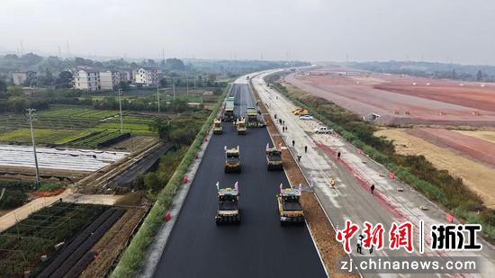 甬金衢上金华城区段项目沥青路面施工现场。浙高建公司 供图 甬金衢上金华城区段项目沥青路面施工现场。浙高建公司 供图