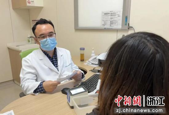 图为马永春医生接诊。受访者供图