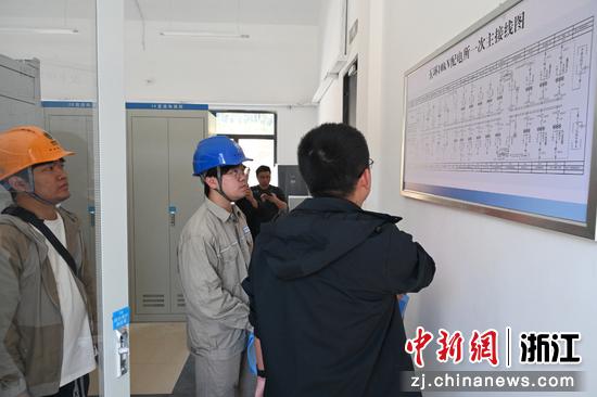 日前,国网玉环市供电公司工作人员主动服务温玉铁路建设工作。侯水双 供图 日前,国网玉环市供电公司工作人员主动服务温玉铁路建设工作。侯水双 供图