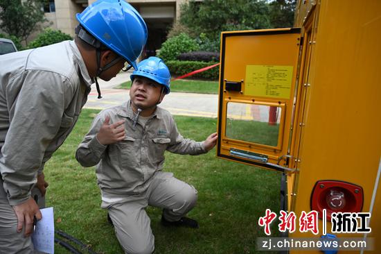 日前,国网玉环市供电公司配网改造现场。陈维益 供图 日前,国网玉环市供电公司配网改造现场。陈维益 供图