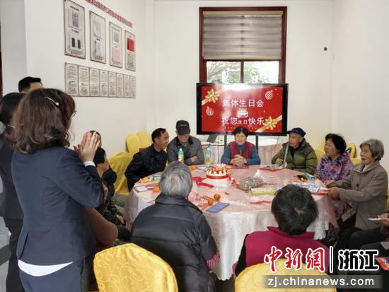 老年人生日会暨反诈骗宣传主题活动。煤山镇供图 老年人生日会暨反诈骗宣传主题活动。煤山镇供图