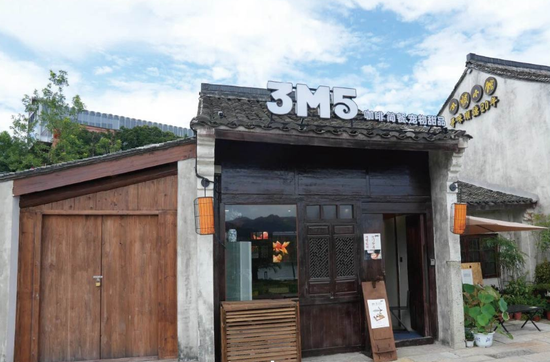 沿河商业改造前后对比图。