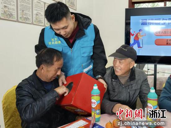 老年人生日会暨反诈骗宣传主题活动,现场抽奖。煤山镇供图 老年人生日会暨反诈骗宣传主题活动,现场抽奖。煤山镇供图