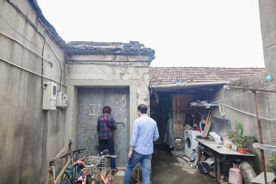 洪塘下沈周边地块拆除前工作人员入户调查。