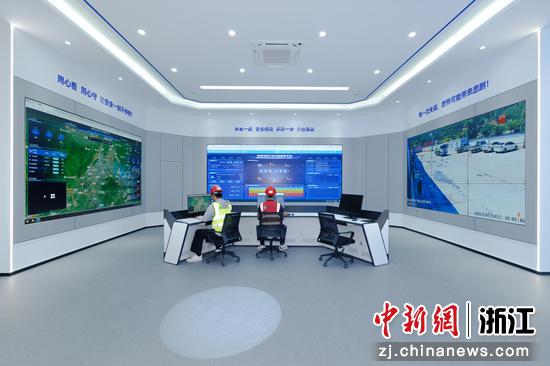 甬金改扩建金华段项目操作员监控智慧安监系统和无人机操作中心。 浙江交通集团 供图 甬金改扩建金华段项目操作员监控智慧安监系统和无人机操作中心。 浙江交通集团 供图