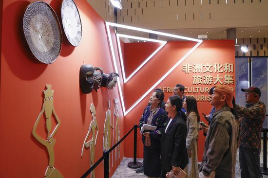 非洲文化和旅游大集。潮新闻 记者 潘秋亚 摄 非洲文化和旅游大集。潮新闻 记者 潘秋亚 摄