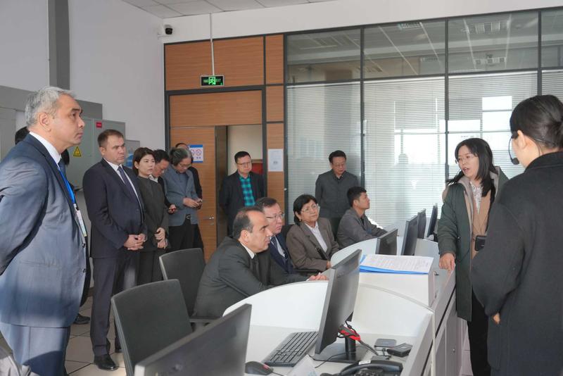 11月7日 参加第十二届中国—中亚合作论坛的哈萨克斯坦、乌兹别克斯坦、塔吉克斯坦代表来到昌吉与中国新疆空天地一体化实验室新疆国际融合算力中心参观座谈。 图为嘉宾正在详细了解算力中心运行情况。 岳勇超 摄 11月7日 参加第十二届中国—中亚合作论坛的哈萨克斯坦、乌兹别克斯坦、塔吉克斯坦代表来到昌吉与中国新疆空天地一体化实验室新疆国际融合算力中心参观座谈。 图为嘉宾正在详细了解算力中心运行情况。 岳勇超 摄