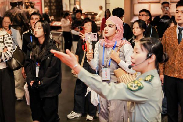 海外“Z世代”青年参访百色起义纪念馆。 海外“Z世代”青年参访百色起义纪念馆。