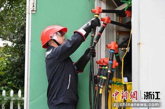 日前,国网玉环市供电公司配网改造现场。陈维益 供图 日前,国网玉环市供电公司配网改造现场。陈维益 供图