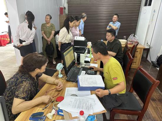 现场办公场景。