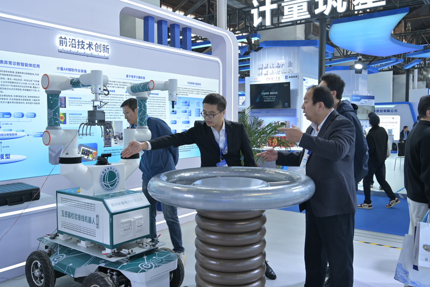 國(guó)網(wǎng)新疆電力高空接線(xiàn)機(jī)器人亮相全國(guó)計(jì)量展會(huì)