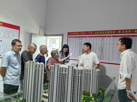 拆迁居民了解安置房信息。