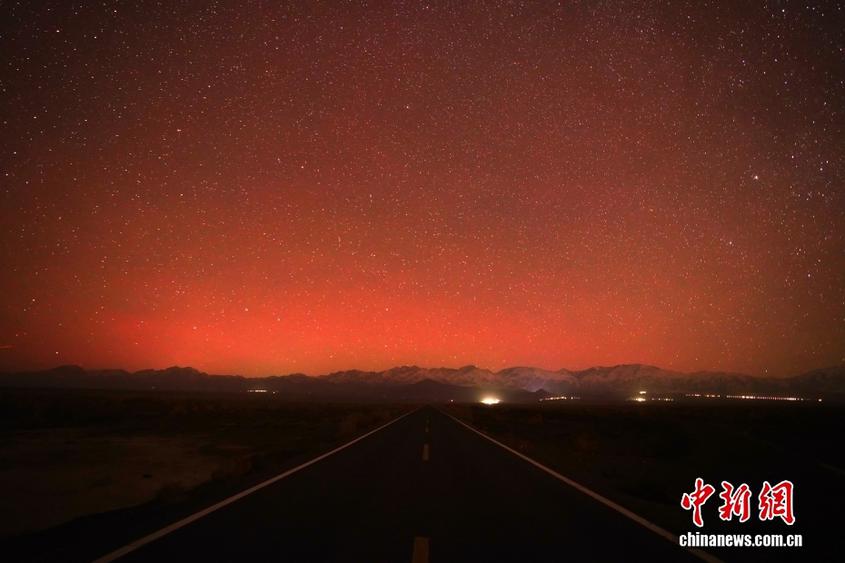 新疆哈密：璀璨星空中出现绚丽极光