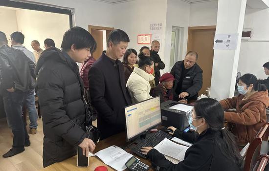 现场办公场景。