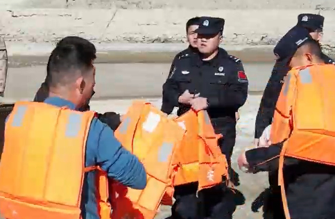 人車(chē)被困河道 賽圖拉邊境派出所緊急救援 人車(chē)被困河道 賽圖拉邊境派出所緊急救援
