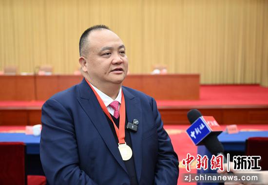 长龙航空创始人、董事长刘启宏被授予浙江省新时代中国特色社会主义事业优秀建设者称号。 王刚 摄 长龙航空创始人、董事长刘启宏被授予浙江省新时代中国特色社会主义事业优秀建设者称号。 王刚 摄