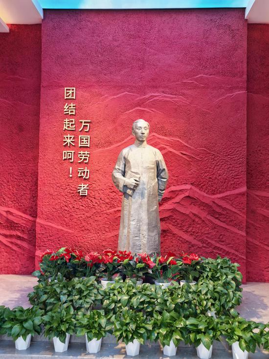 “万国劳动者,团结起来呵!” “万国劳动者,团结起来呵!”