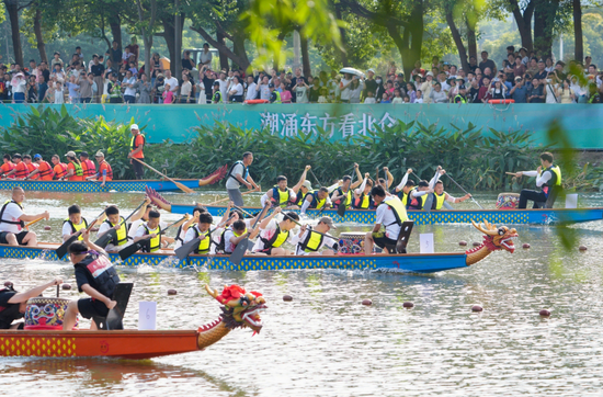 合兴村龙舟赛场景