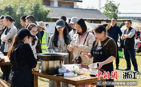 活动现场,特色面条吸引游客品尝。主办方供图 活动现场,特色面条吸引游客品尝。主办方供图