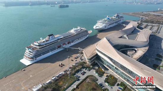 11月14日,“梦想”号与首艘中国籍豪华邮轮“招商伊敦”号相继靠泊天津国际邮轮母港。东疆边检站供图 11月14日,“梦想”号与首艘中国籍豪华邮轮“招商伊敦”号相继靠泊天津国际邮轮母港。东疆边检站供图