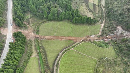 岑巩县羊桥土家族乡祝坝村飞山庙水利项目建设现场。沈启照 摄 岑巩县羊桥土家族乡祝坝村飞山庙水利项目建设现场。沈启照 摄