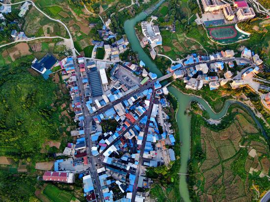 羊桥集镇交通纵横,碧水绕城,灵动如画。严惠摄 羊桥集镇交通纵横,碧水绕城,灵动如画。严惠摄