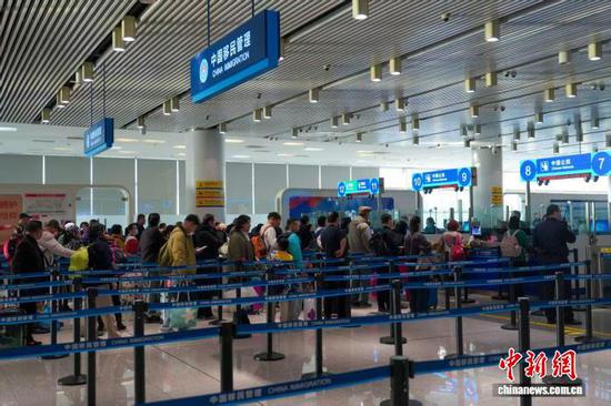 图为边检现场。东疆边检站供图 图为边检现场。东疆边检站供图