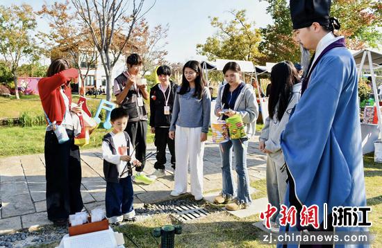 活动现场,民众体验趣味互动游戏。主办方供图 活动现场,民众体验趣味互动游戏。主办方供图