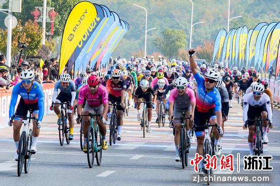湖州长兴太湖9号公路自行车公开赛现场。主办方供图 湖州长兴太湖9号公路自行车公开赛现场。主办方供图