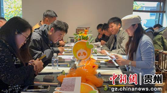 图为青年职工在制作银饰 图为青年职工在制作银饰