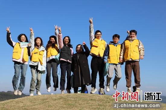 参赛队伍报到打卡。主办方供图 参赛队伍报到打卡。主办方供图