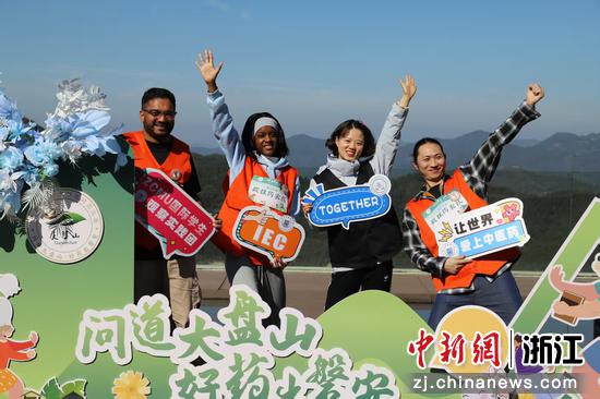 参赛队伍报到打卡。主办方供图 参赛队伍报到打卡。主办方供图