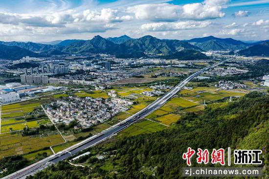 俯瞰甬台温改扩建台州北段项目。浙交建设 供图 俯瞰甬台温改扩建台州北段项目。浙交建设 供图