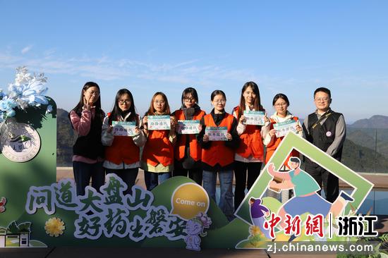 参赛队伍报到打卡。主办方供图 参赛队伍报到打卡。主办方供图